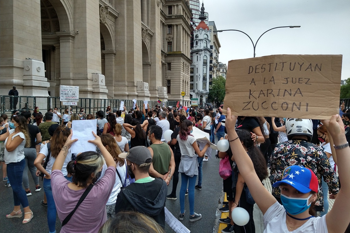 Entonaron el Himno Nacional venezolano frente a los tribunales de Buenos Aires