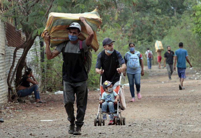 Tras enfrentamientos en la frontera: Venezolanos huyen a Colombia