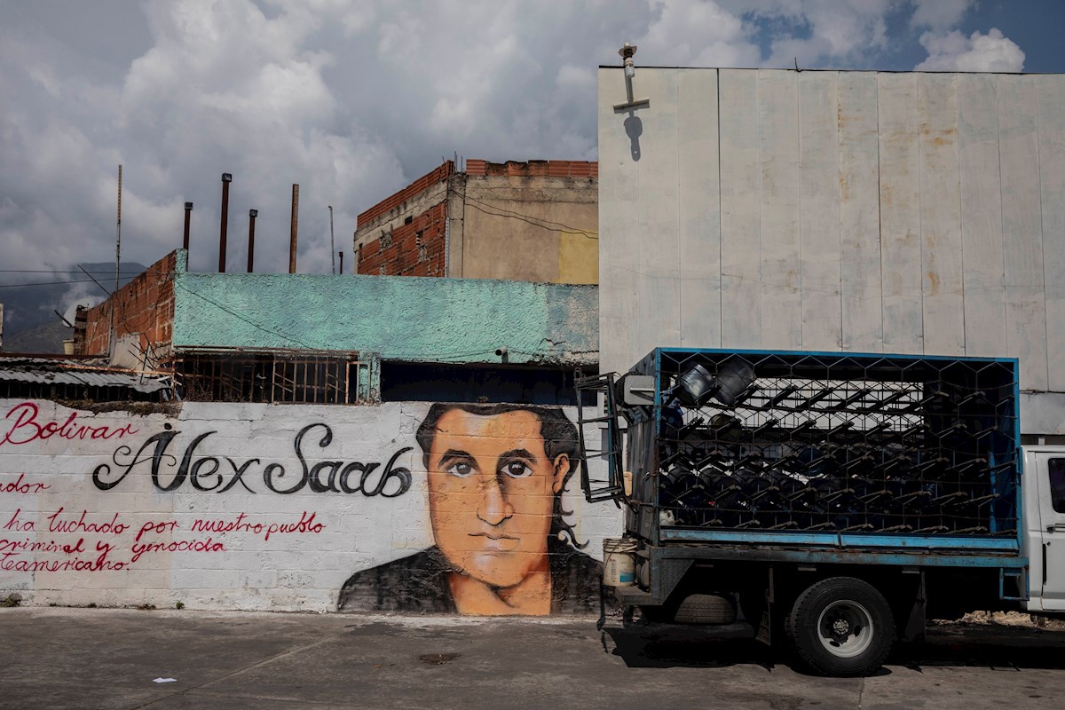 Chavistas pintan murales en Caracas para pedir la liberación de Alex Saab