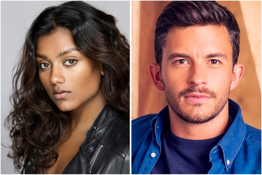 Simone Ashley y Jonathan Bailey