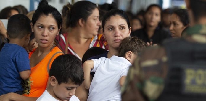 Mujeres migrantes venezolanos víctimas de abusos en las fronteras