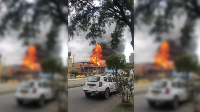Fuerte incendio tras explosión en una fábrica de Bogotá hizo volar un carro por el cielo