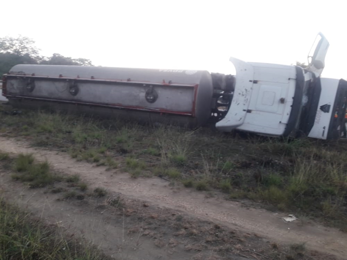 Se volcó una gandola de Pdvsa en la autopista del Sur en Carabobo