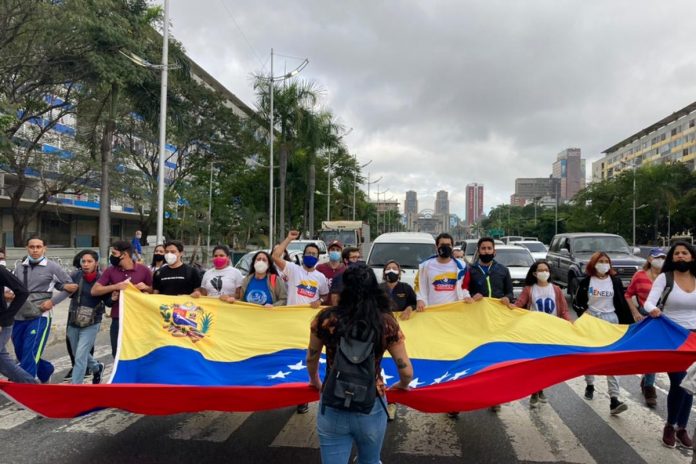 Jóvenes entonaron el Himno Nacional en la avenida Bolívar: exigieron justicia por los caídos