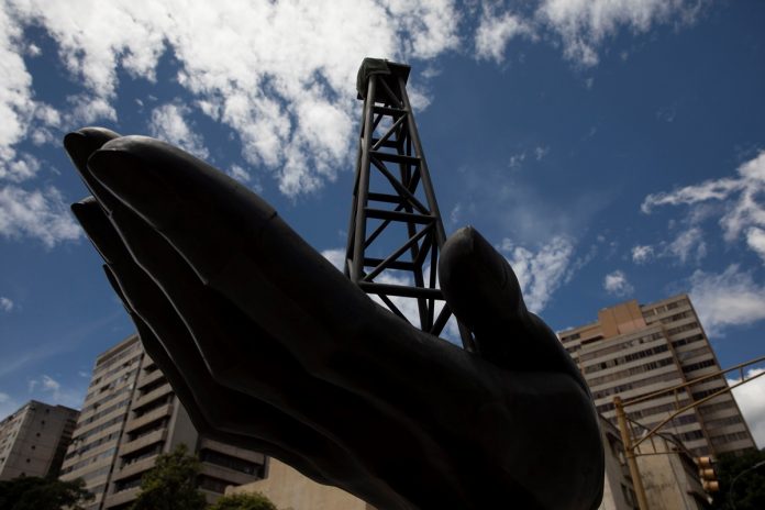 Maduro pidió a empresas petroleras de EE UU invertir en Venezuela