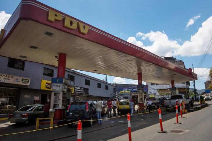 estaciones transportistas Privados convierten gasolineras en llamativos complejos comerciales