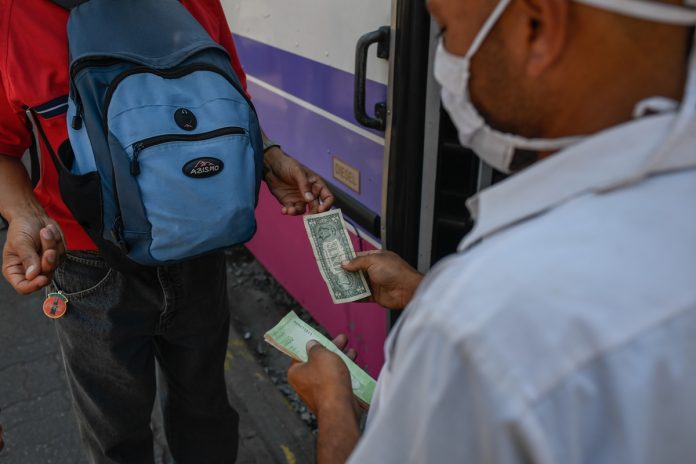 pasaje Maduro presiona a los bancos para que implementen los sistemas de pago digitales