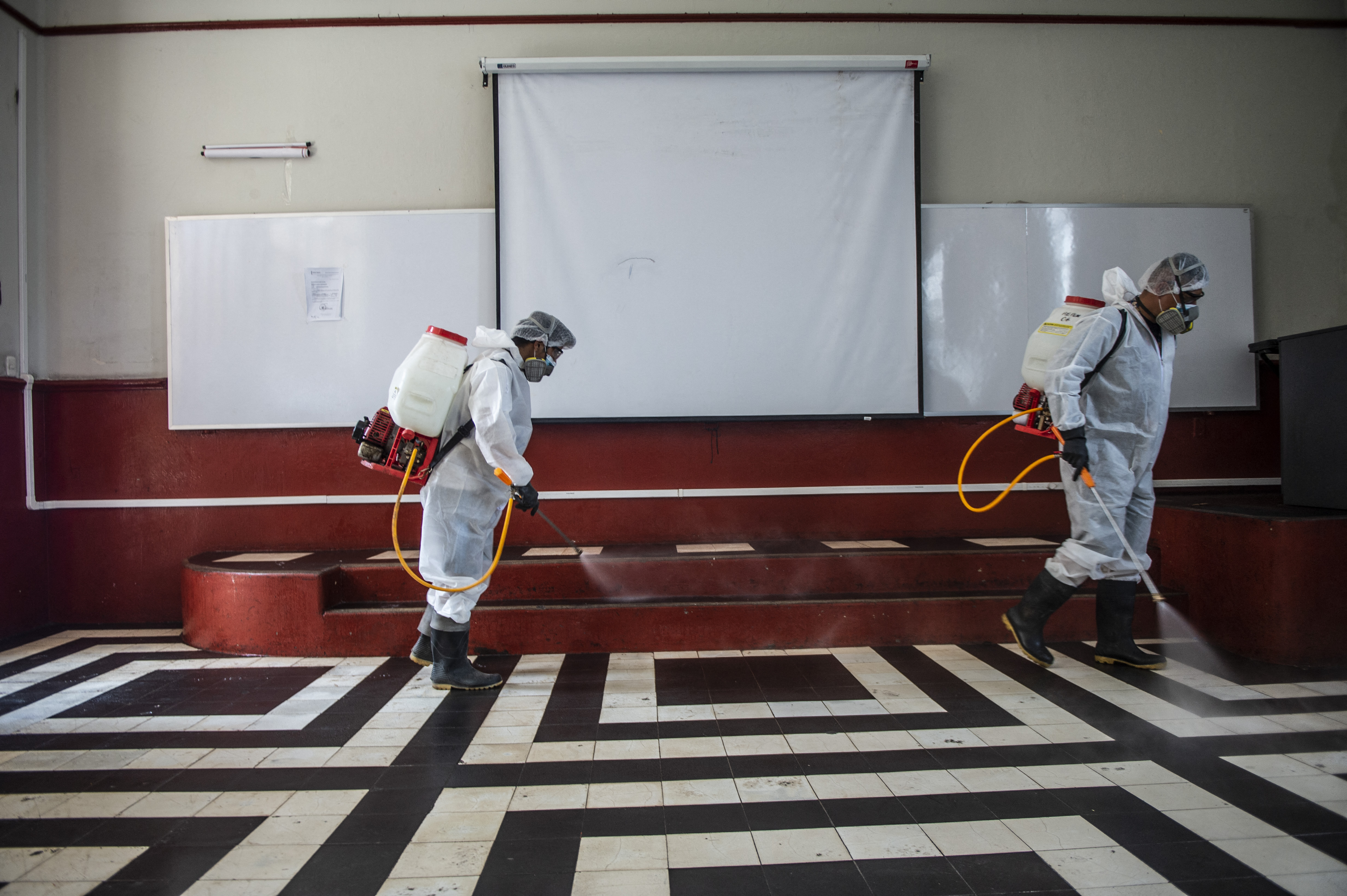 Perú vota en una presidencial impredecible en la semana más mortal de la pandemia