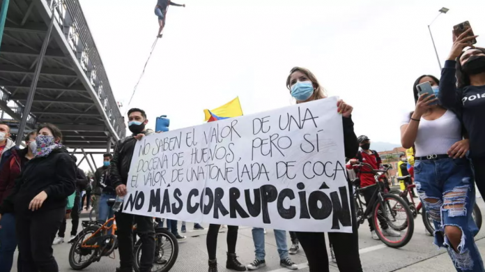 Manifestantes colombianos atacaron el canal de RCN, en medio de protestas contra la reforma tributaria