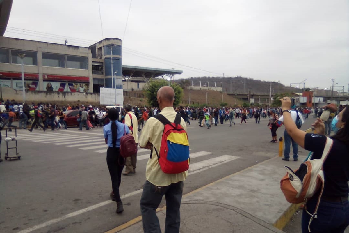 Descontrol en Charallave Sur: usuarios entraron en estampida a la estación para burlar controles de bioseguridad