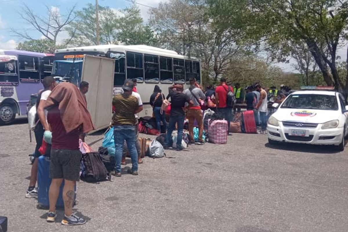 venezolanos autobuses retornados