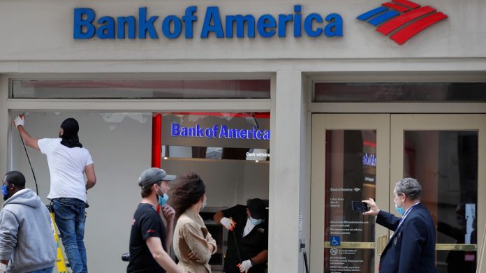 Bank of America subirá su sueldo mínimo a 25 dólares por hora para 2025