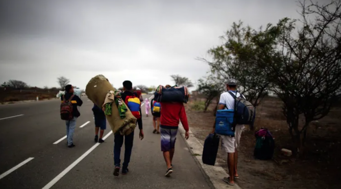 Migrantes caminan desde Caracas al Táchira para cruzar la frontera