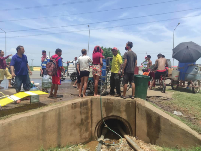 Habitantes de Maracaibo deben caminar hasta 10 kilómetros en busca de agua