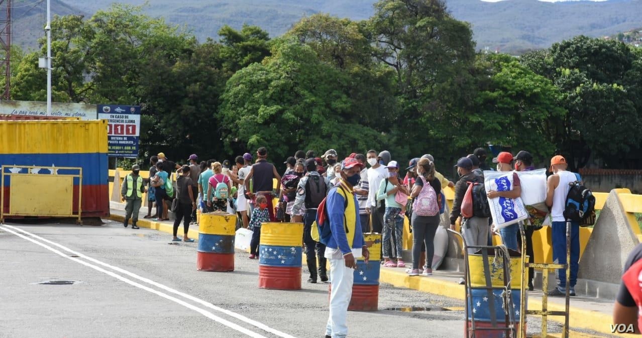 Migrantes venezolanos retornan por la frontera con Brasil expuestos al covid-19