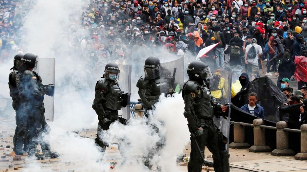 Defensoría del Pueblo elevó a 19 los muertos durante protestas en Colombia