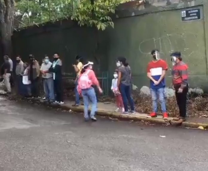 Peruanos en la embajada de Caracas