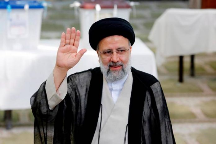El ultraconservador Raisí elegido presidente de Irán con el 62 % de los votos