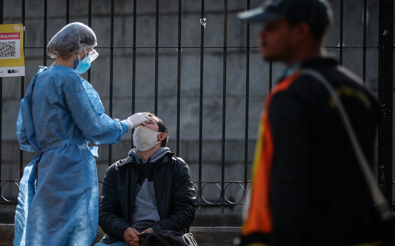 Argentina extiende restricciones y agrega cupo de viajeros por la covid-19