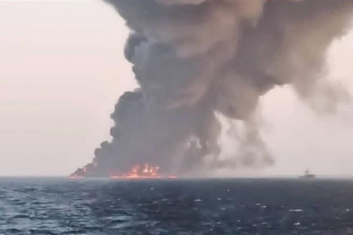 Se hundió uno de los buques más grandes de la Armada de Irán por un incendio en el golfo de Omán