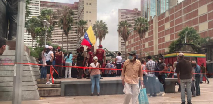Continúa la desorganización en jornadas de vacunación: caraqueños protestaron en las cercanías del hotel Alba Caracas