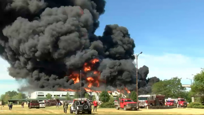 Trabajadores de una planta industrial en EE UU fueron desalojados tras un voraz incendio