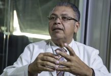 Huniades Urbina, secretario general de la Academia Nacional de Medicina, aseguró que el Ministerio de Salud oculta datos sobre la difteria en Venezuela. Huniades Urbina denunció la llegada a Venezuela de vacunas de manera no oficial