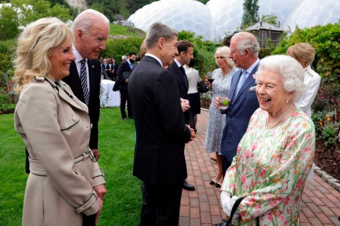Reina Isabel y Joe Biden