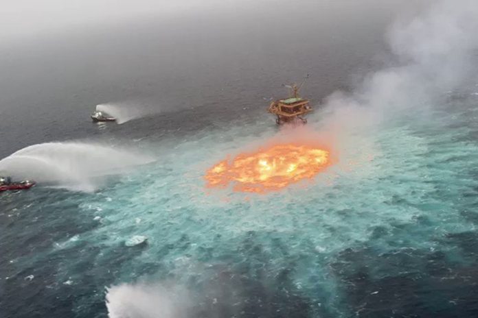 [VIDEOS] Fuga submarina provocó un gran incendio en las aguas del Golfo de México