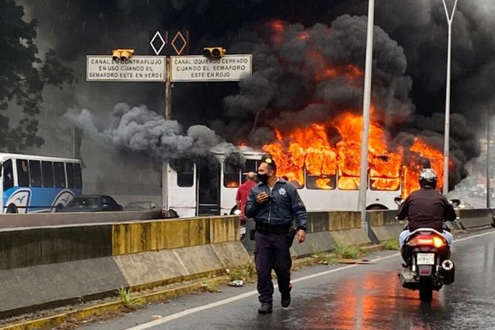 Se incendió un autobús en la autopista Prados del Este
