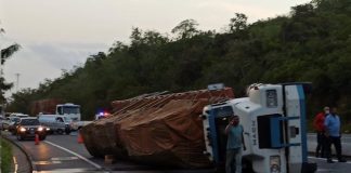 Dos gandolas se volcaron en la autopista Caracas-La Guaira