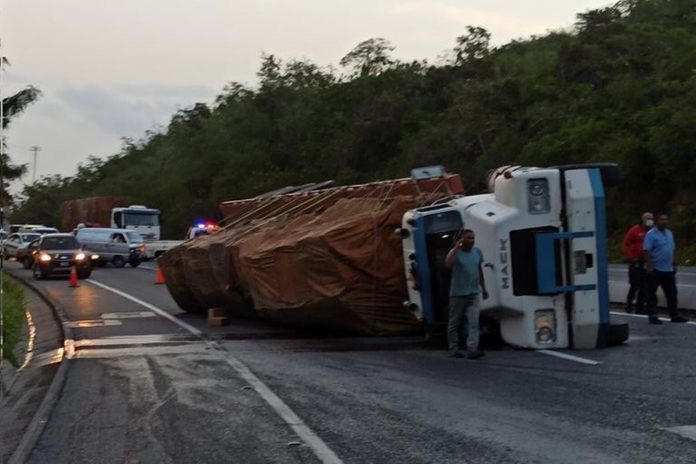 Dos gandolas se volcaron en la autopista Caracas-La Guaira