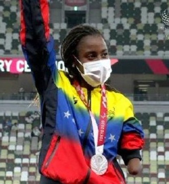 Lisbeli Vera subió al podio y recibió su medalla de plata