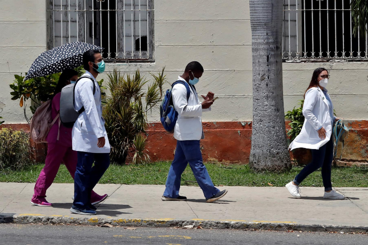 Cuba cerró la semana con una reducción de contagios diarios de covid-19