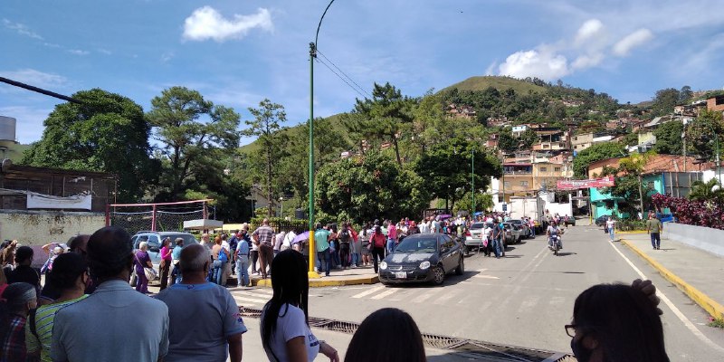 La kilométrica cola de personas en Las Adjuntas para vacunarse contra el covid-19