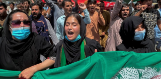Las mujeres afganas protestan para pedir a los talibanes sus derechos robados