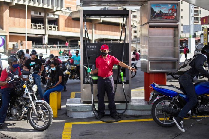 Se está cubriendo la más mitad de la demanda de gasolina en el país - Maduro aseguró que duplicarán la producción de combustible