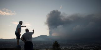 Reabre el aeropuerto de La Palma tras cierre por cenizas del volcán
