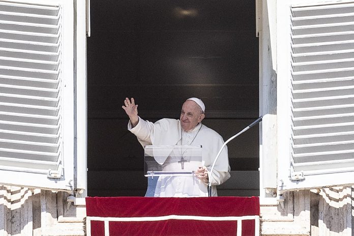El Papa saludó en el Vaticano a monja colombiana liberada en Malí tras más de 4 años secuestrada