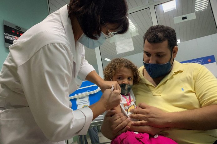 Vacunan a niño tras altercado con grupo antivacunas en Costa Rica