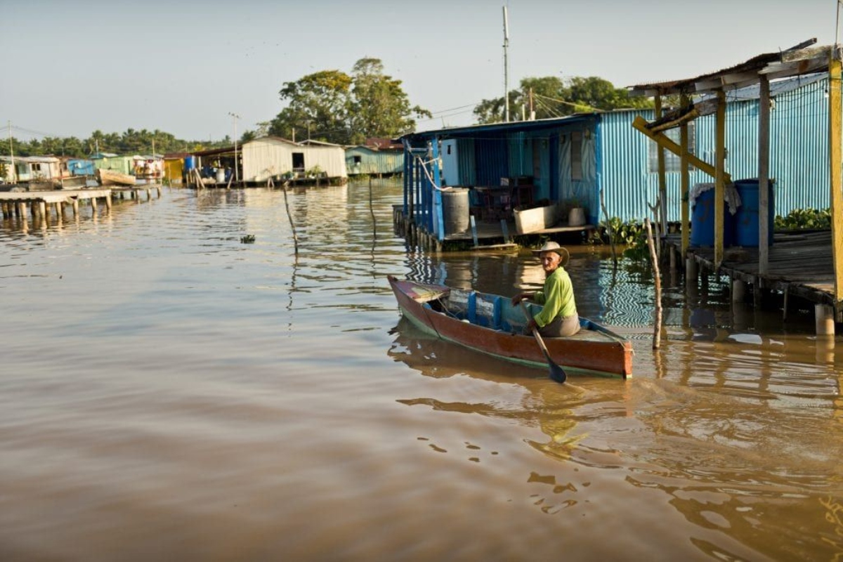 Atrapado por el lodo y sin gasolina, pueblo flotante de Venezuela se extingue