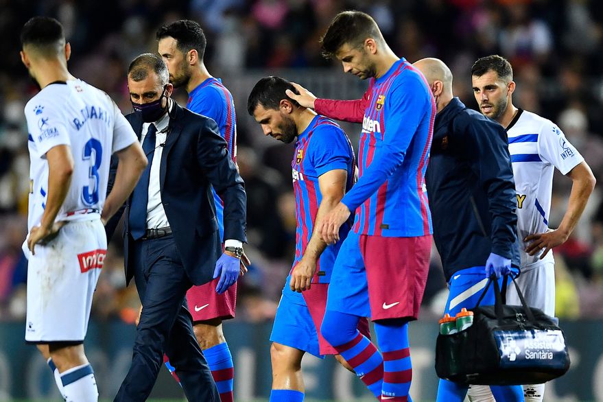 abizbajo, Kun Agüero sale lesionado durante el partido entre Barcelona y Alavés.