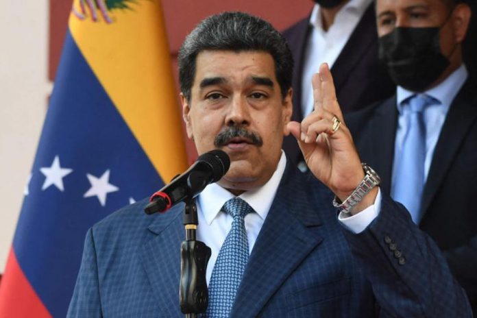 Maduro solicitó un plan para usar farmacias, centros comerciales y liceos como centros de vacunación