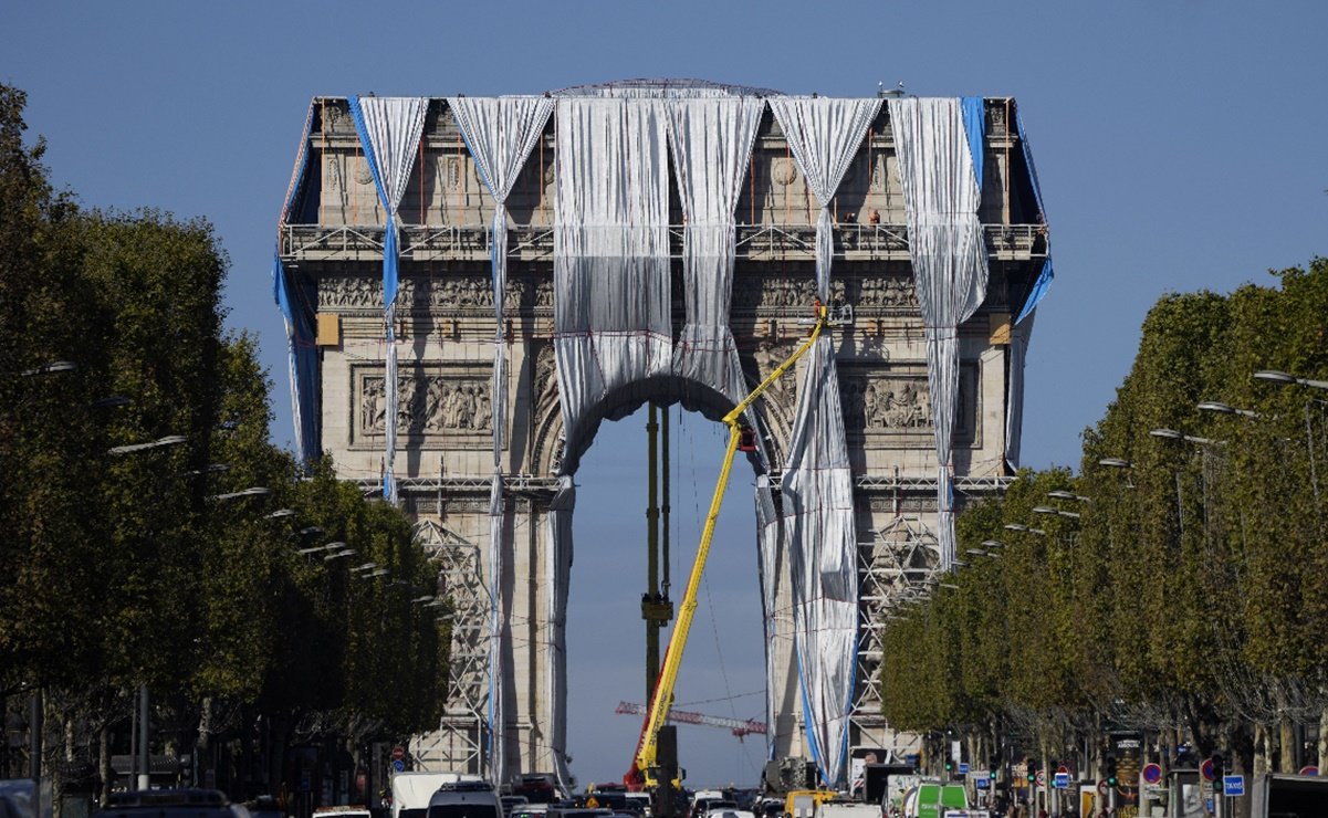 Desenvuelven la obra de Christo y Jeanne Claude en el Arco del Triunfo