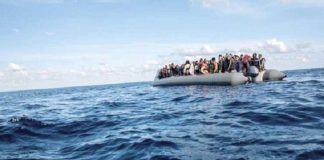 Un niño de un año cruza el Mediterráneo solo junto a otros migrantes