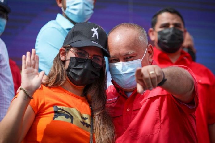 Rosinés Chávez regresó a Venezuela y participó en un acto de campaña con Diosdado Cabello