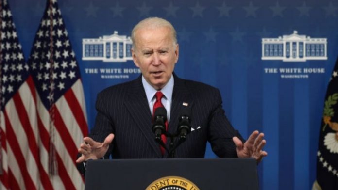 Tras un discurso con voz ronca y estornudos, Biden afirma que solo tiene un “resfrío”