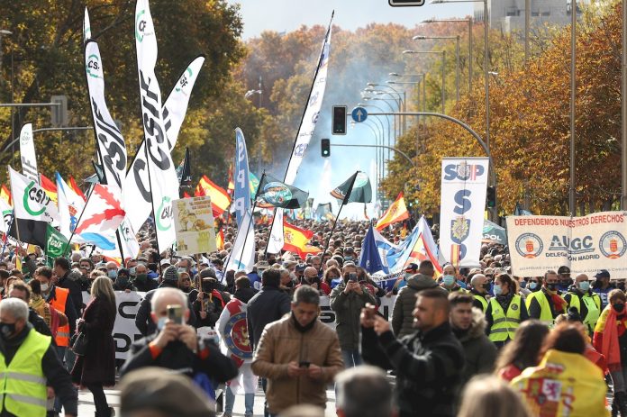 Miles de policías protestan en España contra una reforma legal del gobierno