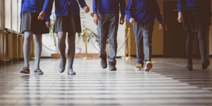 Colegio de Edimburgo pidió a niños de primaria ir en falda 'por igualdad'