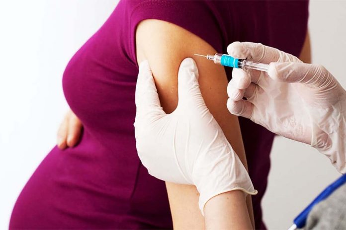 La FDA autoriza las vacunas de refuerzo de Pfizer y Moderna para toda persona mayor de 18 años